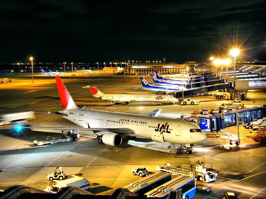 Air India Losses Weigh on Singapore Airlines' Financial Performance