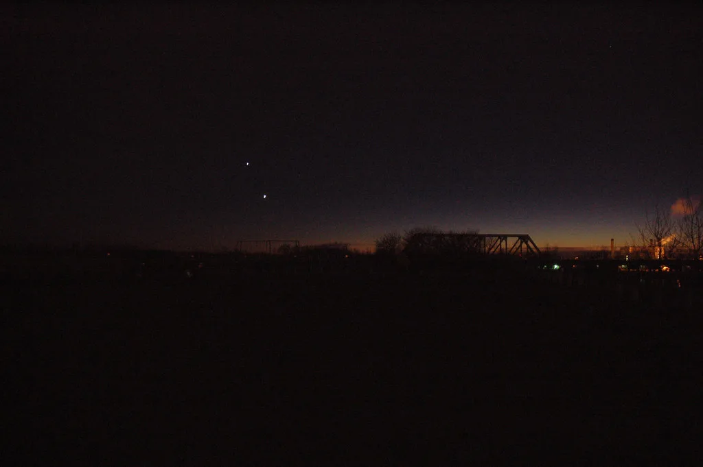 Celestial Alignment: Jupiter and Venus Grace the Evening Sky