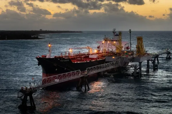 India Navigates Shifting Global Oil Markets Amid Supply Chain Volatility