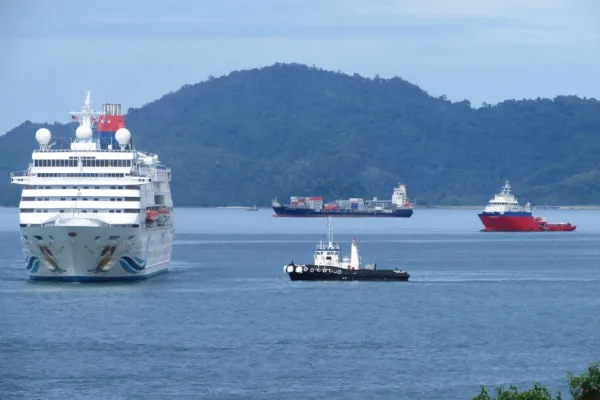 Maritime Crisis: 20,000 Seafarers Stranded as Strait of Hormuz Closes