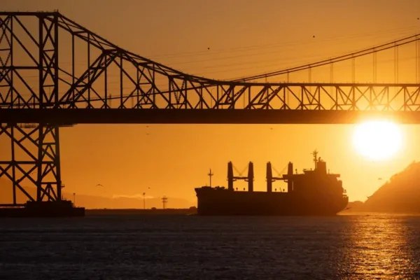 U.S. to Escort Commercial Vessels Through Strait of Hormuz Amid Ongoing Tensions