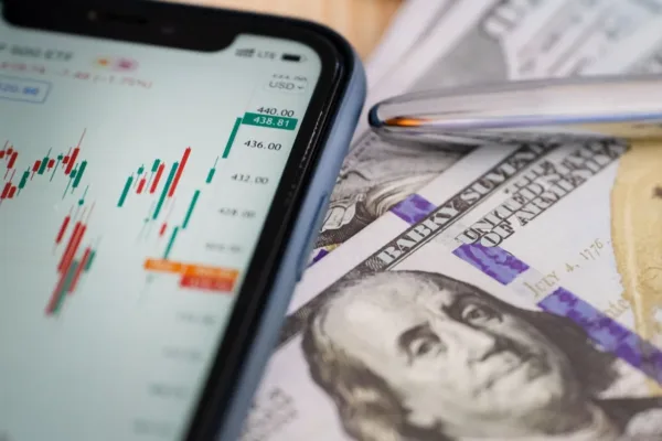 Global Economic Growth Hits Post-Pandemic Low Amid Rising Middle East Tensions