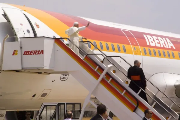 Pope Leo Arrives in Spain Amidst National Polarization
