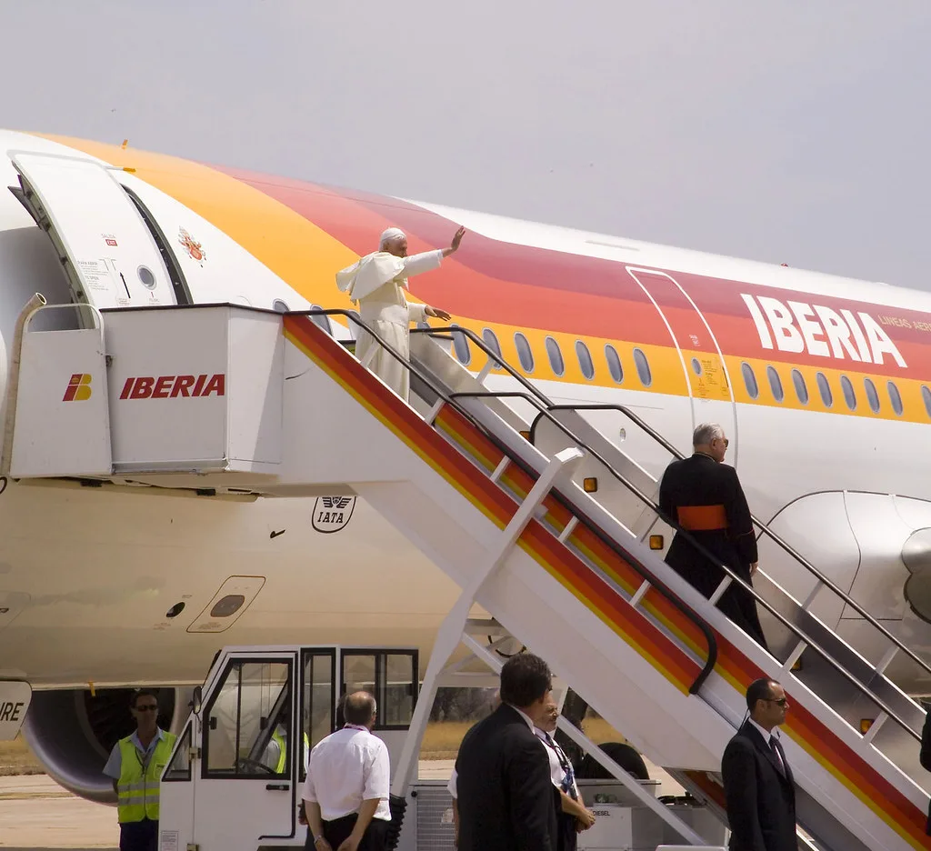 Pope Leo Arrives in Spain Amidst National Polarization