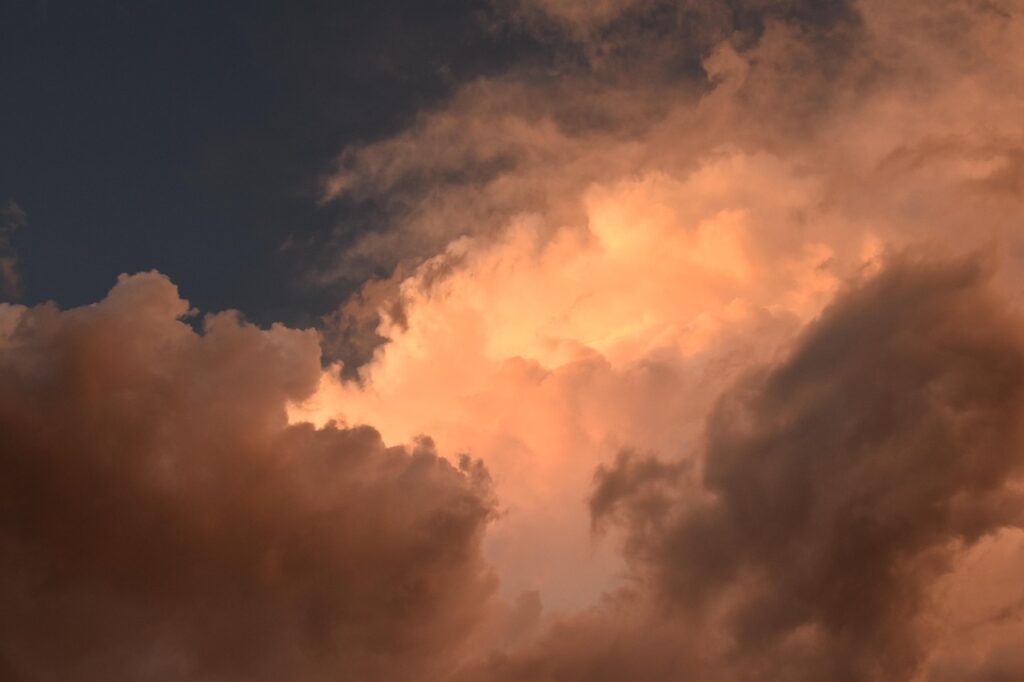 Extreme Weather Divide: Storms and Heatwaves Grip the United States