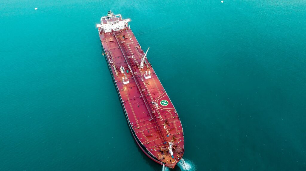 Global Oil Prices Surge Past $100 Threshold Amid Escalating Red Sea Maritime Attacks