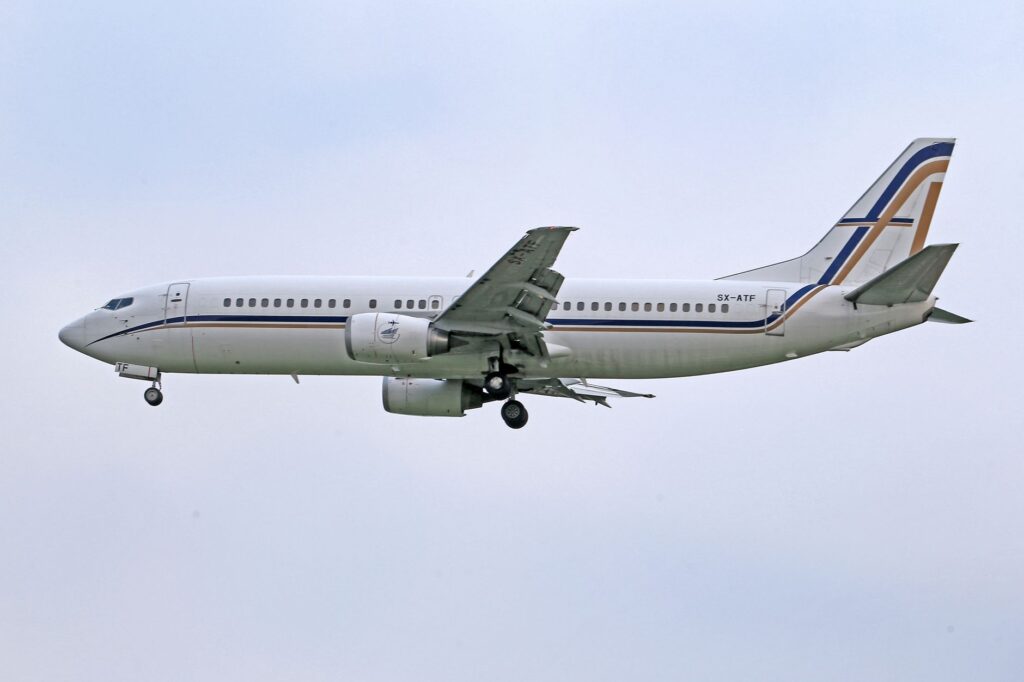 Side view of a commercial airplane in flight, showcasing its design and structure.