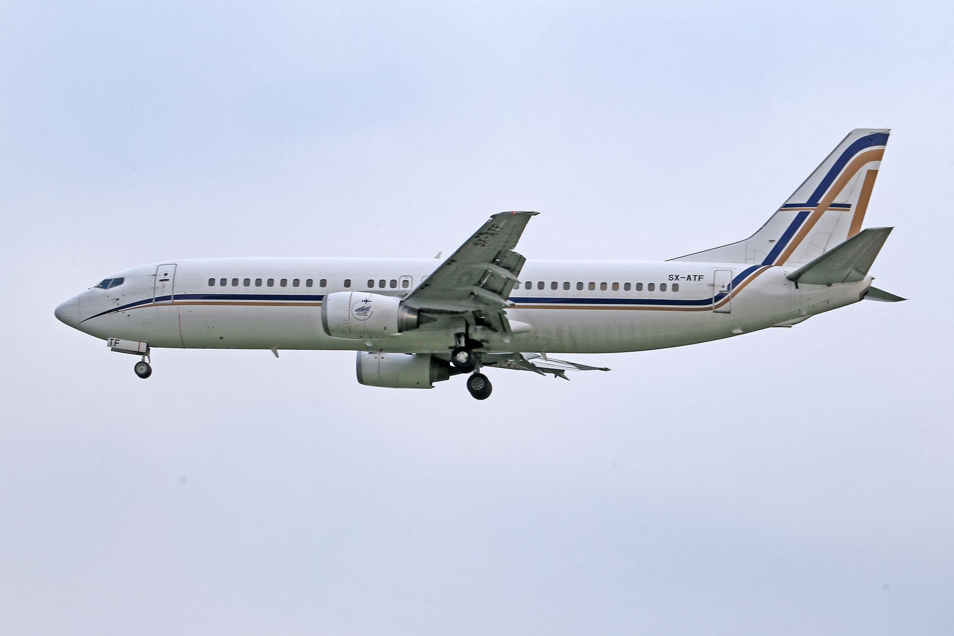 Side view of a commercial airplane in flight, showcasing its design and structure.