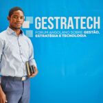 Young professional at GESTRATECH forum on management, strategy, and technology.